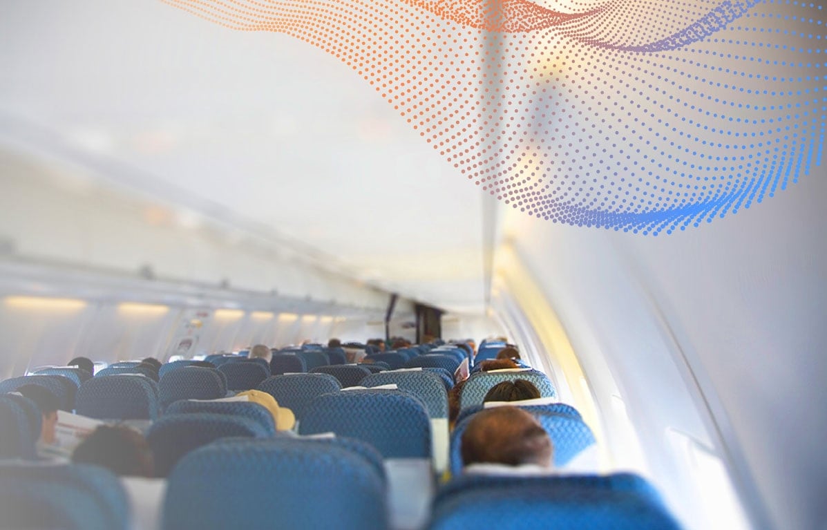 Personas sentadas dentro de un avión.