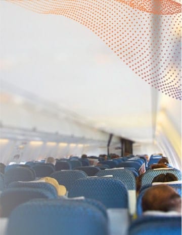 Personas sentadas dentro de un avión.