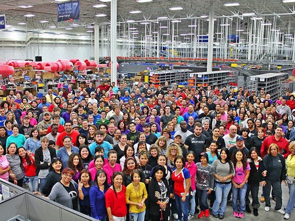 Foto grupal de empleados del depósito de Mouser